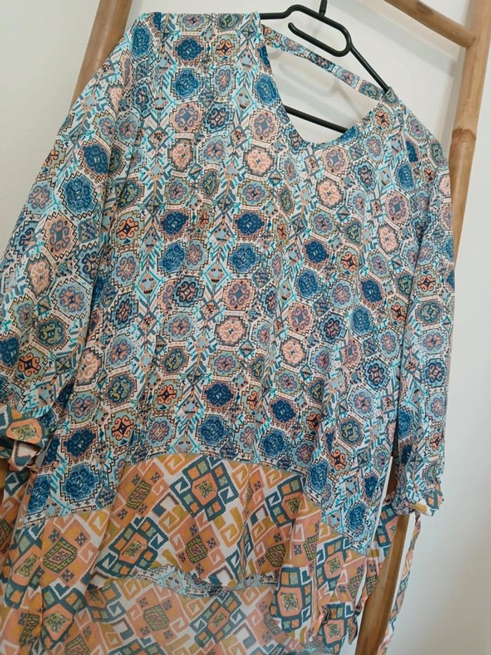 Jolie tunique à motifs, taille 38/40.