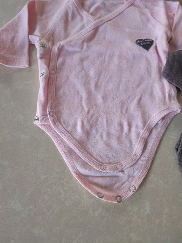 Lot 2 bodys 1 mois 🩷🩶 - photo numéro 4