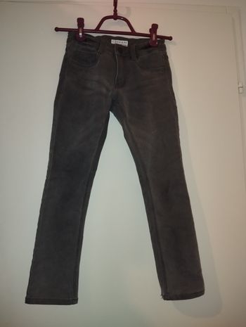 Pantalon gris Kiabi 
taille 7 ans