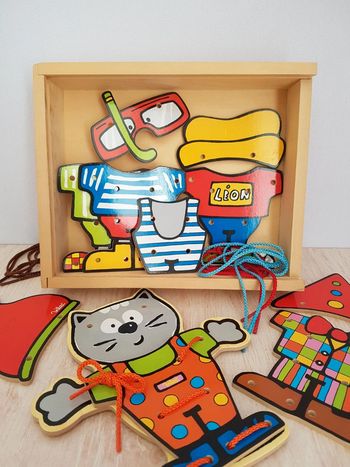 Chat en bois à lacer Je m'habille de Vilac