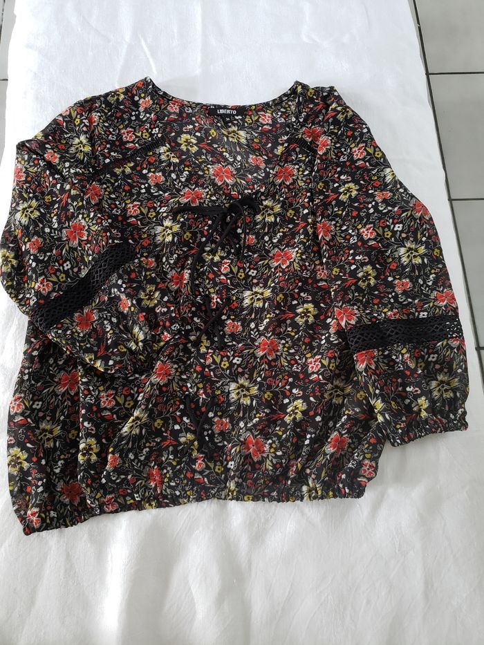 Blouse noire fleuries manches longues