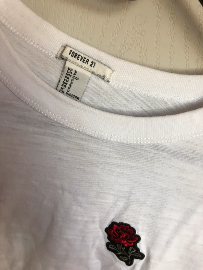 tee shirt blanc avec une rose - photo numéro 3