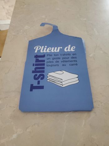 Plieur de tee shirt.