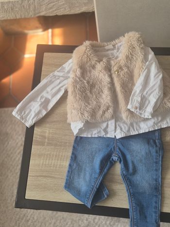 Ensemble bébé chic – chemise blanche, gilet sans manches effet fourrure + jean
