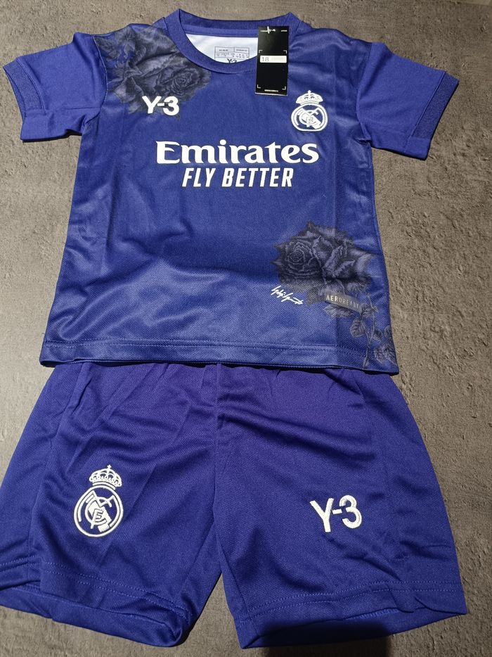 Tenue foot Real Madrid édition 120 ans violet. T18
