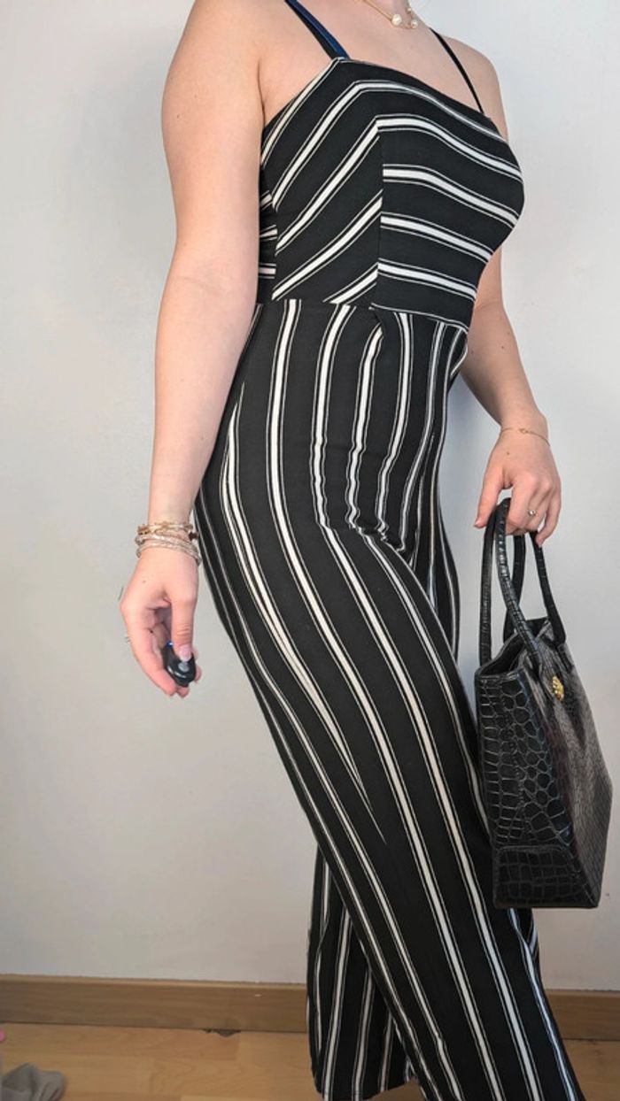 Combinaison à bretelles moulante rayée noire et blanche dos nu - photo numéro 10