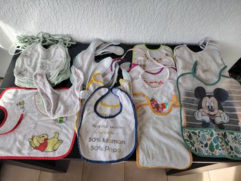 28 bavoirs et 1 bavoir manches longues