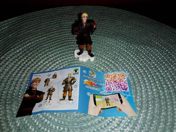 Figurine collection "Reine des Neiges" Kinder Surprise 2021