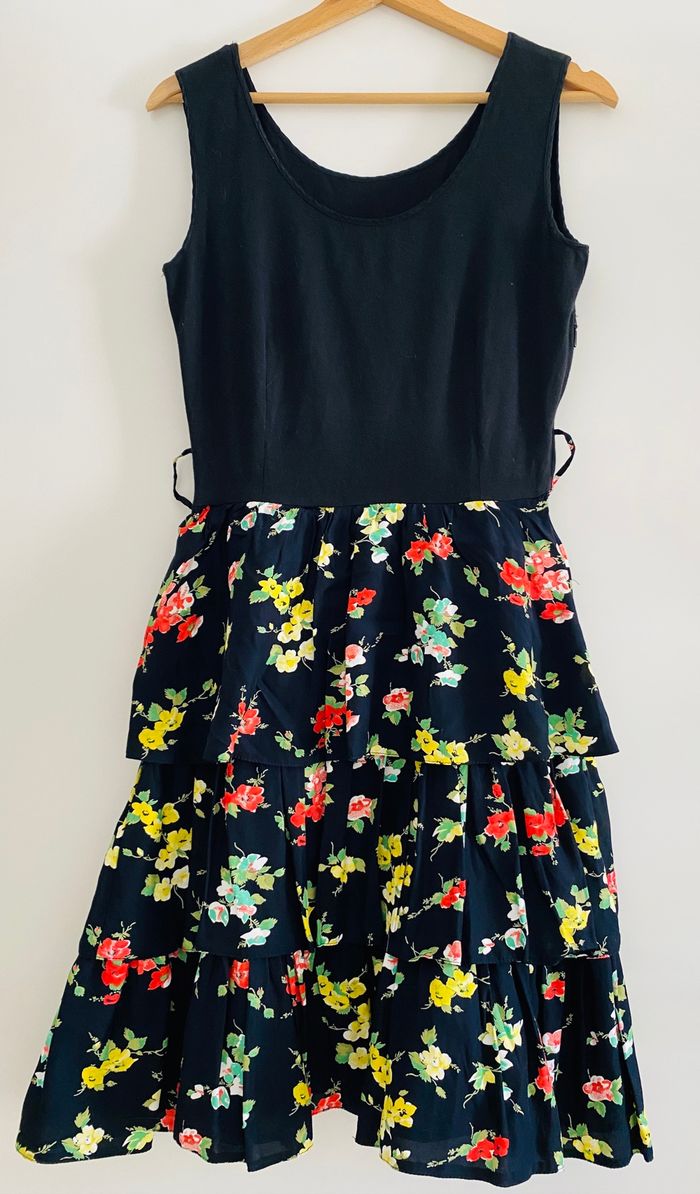 Robe noire à fleurs