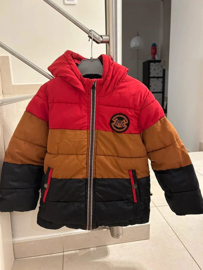 Doudoune à capuche garcon Catimini rouge, beige et noire 4 ans