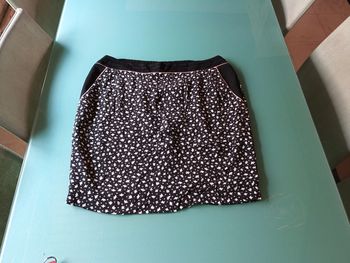 Petite jupe noire fluide doublée taille 40 marque Promod