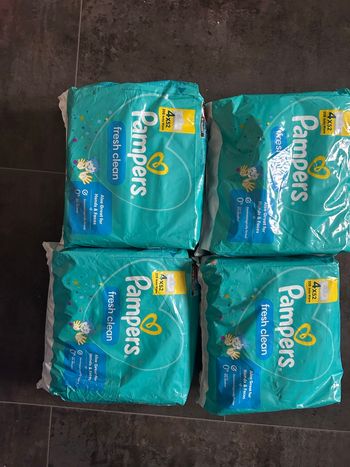 Lot de 16 paquets de 52  lingettes  Pampers NEUF 