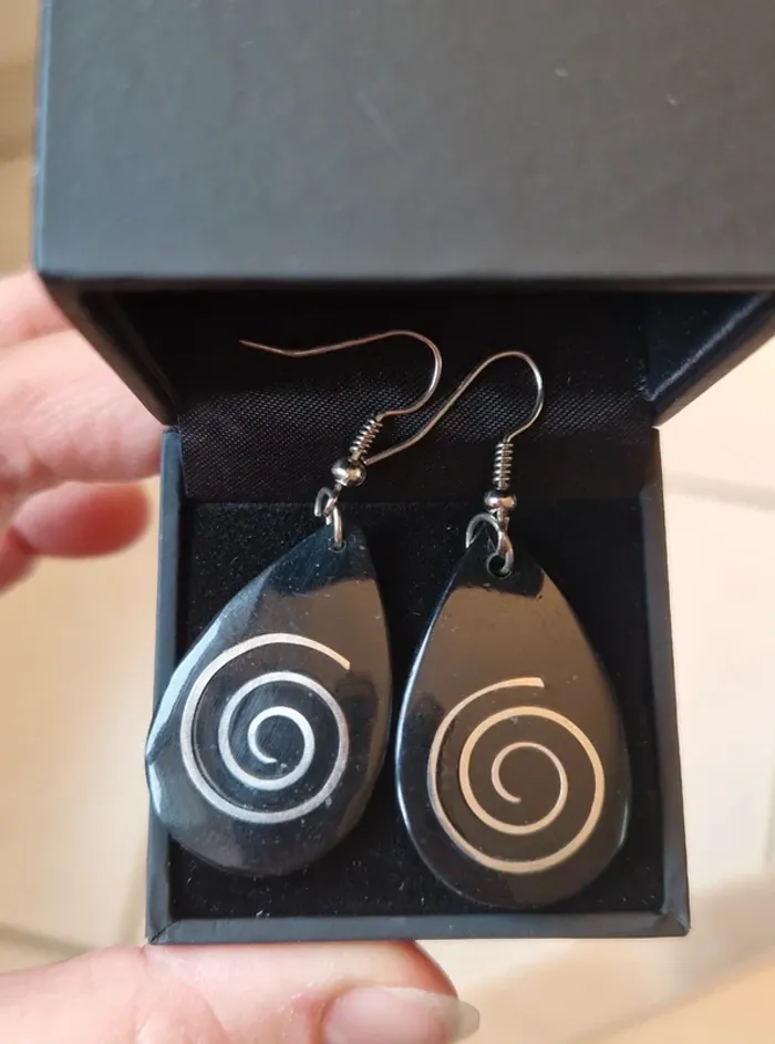 Boucles d'oreilles pendants noires goutte