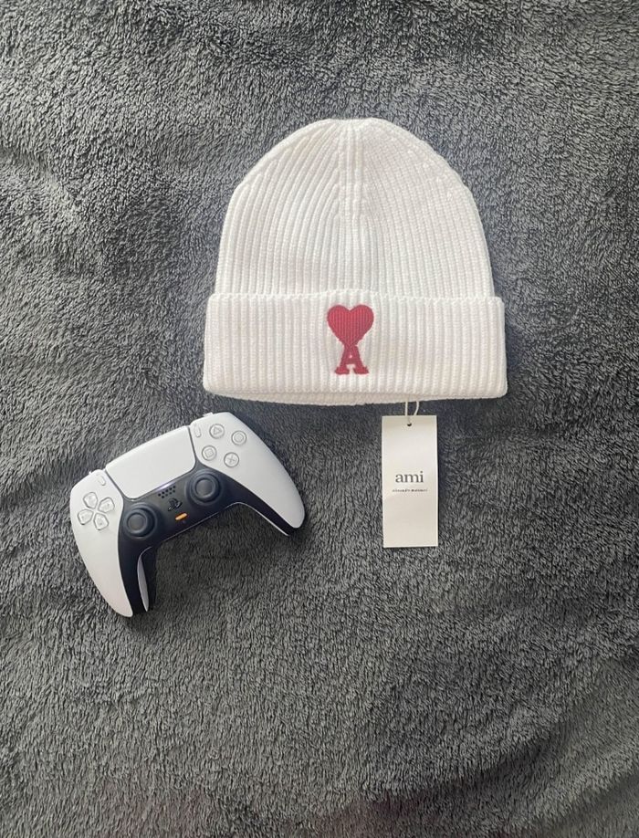 Bonnet ami blanc à cœur rouge