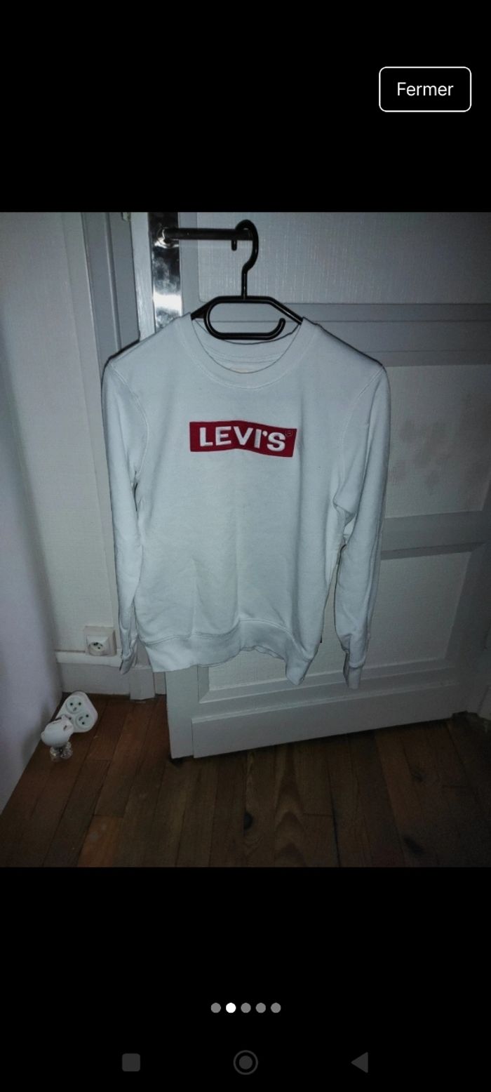 Pulls Levi's
