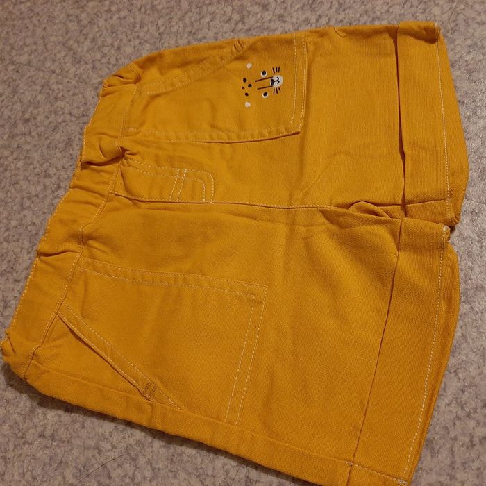 Short jaune - photo numéro 4