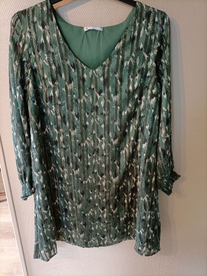 Robe vert avec motif linéaire dorée