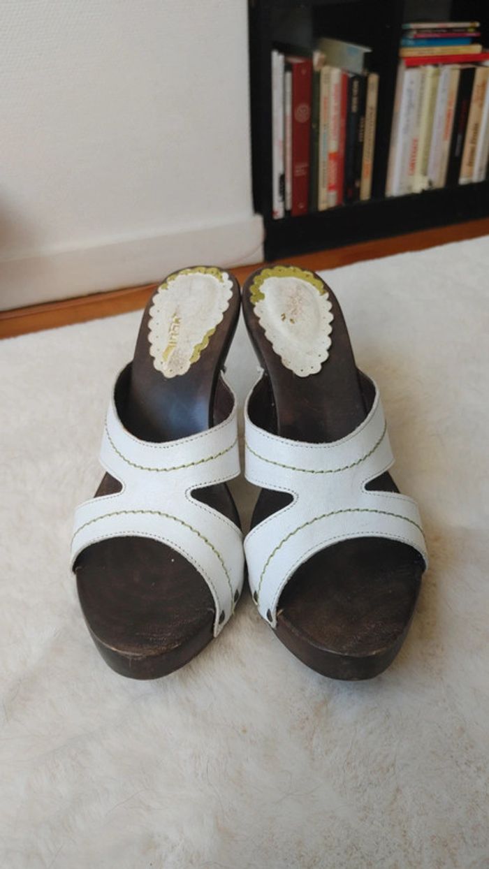 Magnifique mule escarpins vintage ouverts en cuir et bois talon fine transparente - photo numéro 7