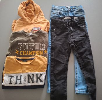Lot vêtements 6 ans (3 sweats / 2 jeans)