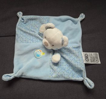 Doudou ours carré plat bleu et à pois - Écusson poule - Mots d'enfants