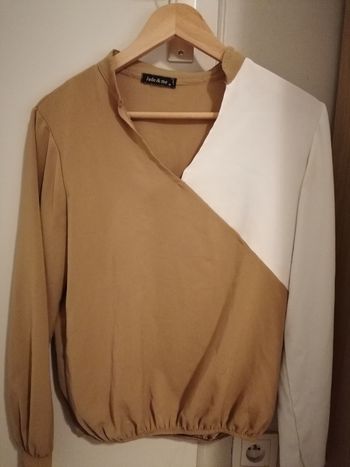 Blouse col v fine camel et blanc 38