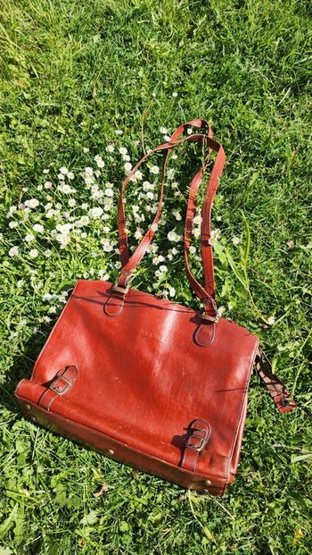 Sac a main en cuir cognac boucles laiton