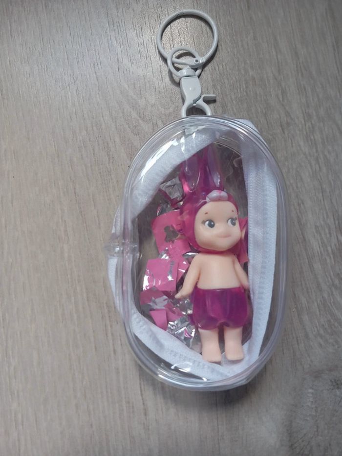 Sonny angel candy store dans sa pochette porte clé