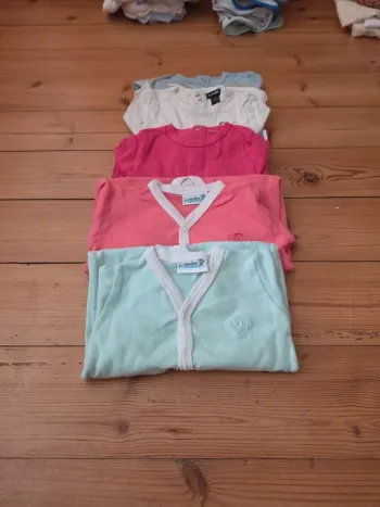 Lot de 5 pyjamas en coton.
