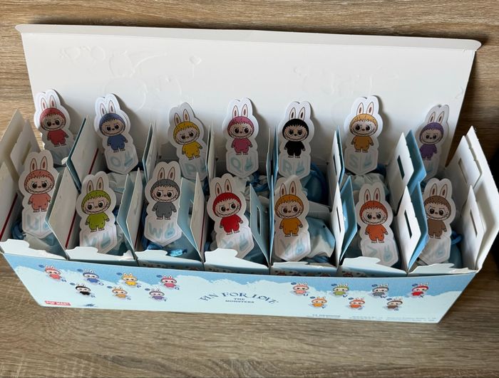 Labubu Pin for love U - photo numéro 2