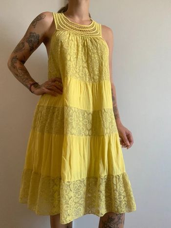 Robe jaune fluide dentelle taille s 36