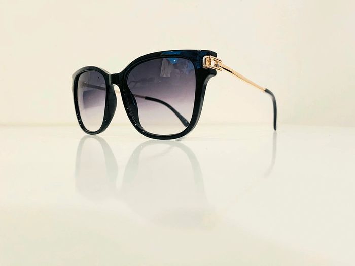 Lunette de soleil femme noire et dorée verres dégradés uvprotection catégorie 3 - photo numéro 4