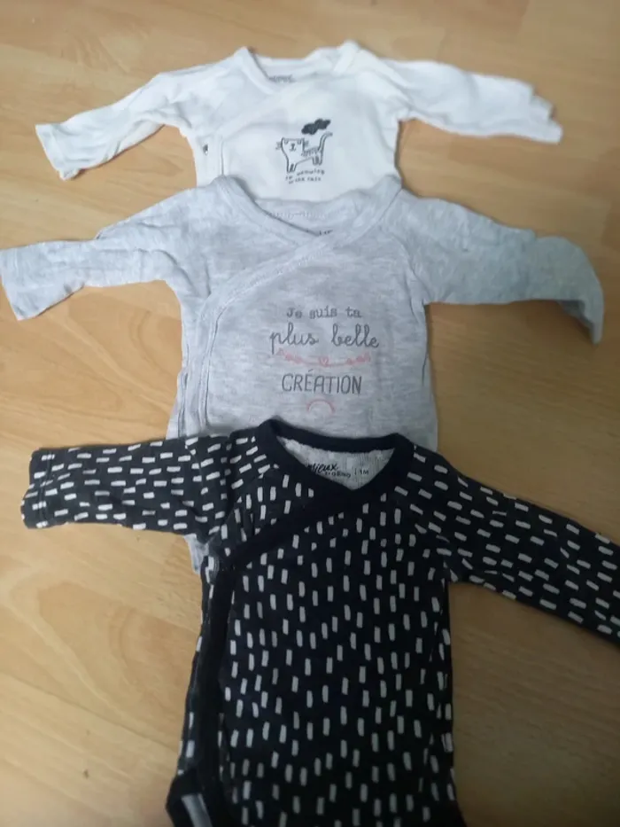 Lot vêtements bébé 1 mois - photo numéro 2