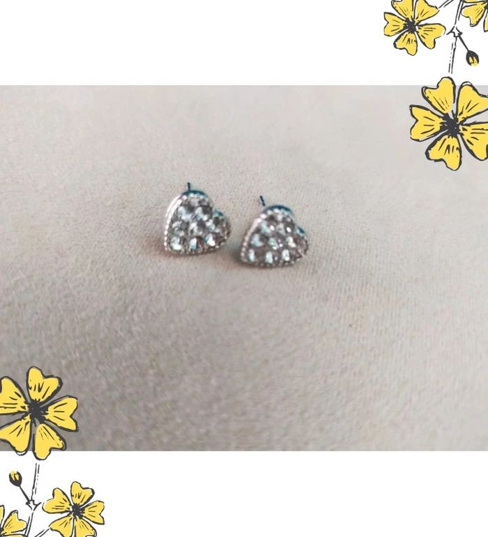 Clous d’oreilles coeur strass argenté – Brillants et discrets – Idée cadeau - photo numéro 5