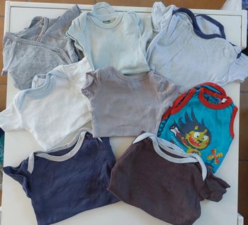 Lot 8 bodies manches courtes 1 mois