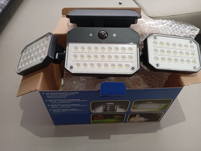 Projecteur solaire à 3 têtes LED -Neuf - photo numéro 2