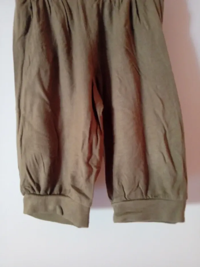 Joli pantalon léger kaki. 4 ans - photo numéro 7