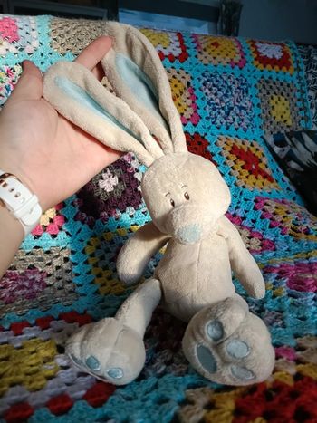 Peluche lapin beige et bleu