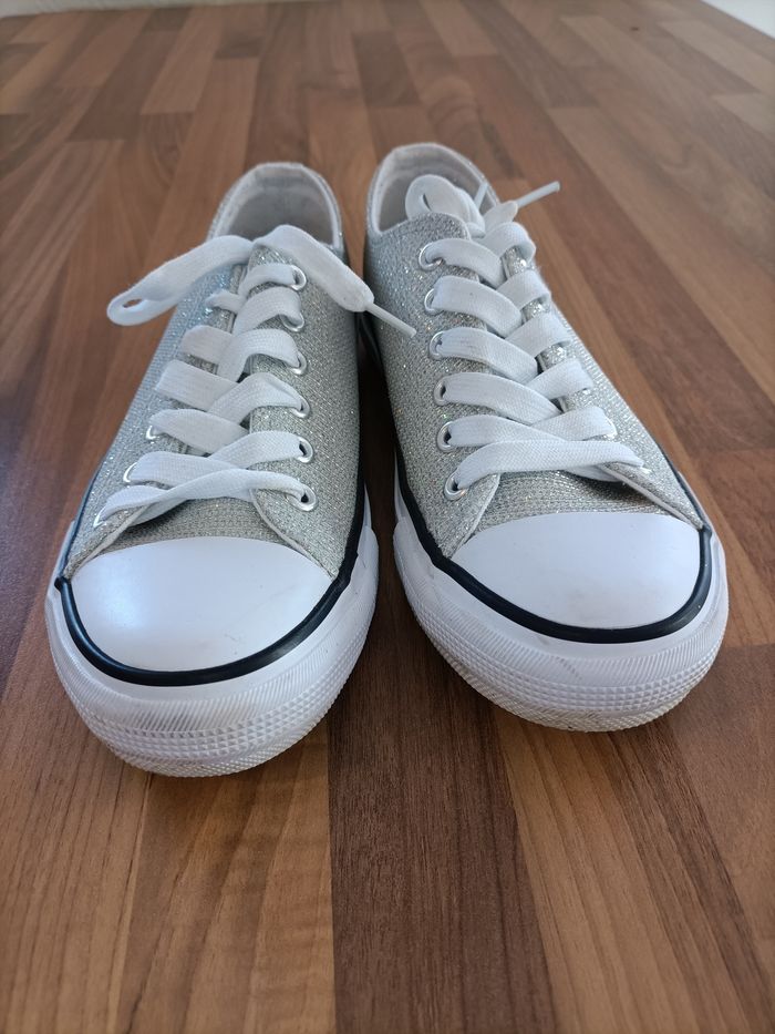 Chaussures 36 type converses blanc et argenté à paillettes - photo numéro 2