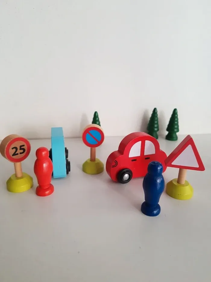 Accessoires en bois pour circuit de petites voitures - photo numéro 2