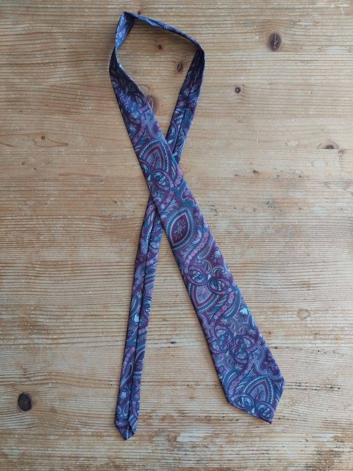 Cravate Bordeaux Élégante avec Motifs - Intérieur bleu - TBE - photo numéro 2