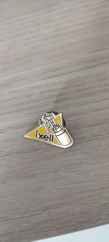 Pin's Ixell