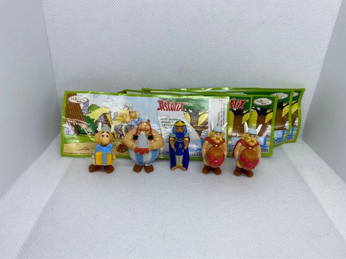 Lot de 5 surprises kinder Astérix 50ans dont asterix a tête droite DE095. Et leurs papiers
