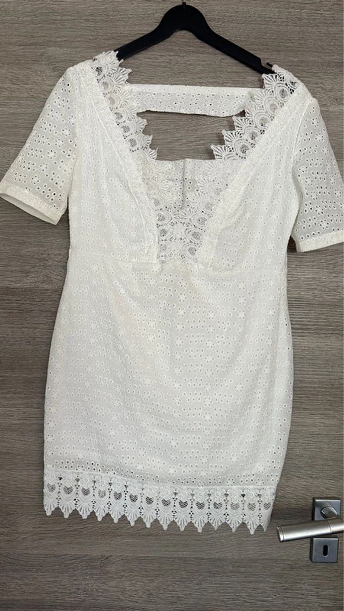 Superbe robe en dentelle doublée