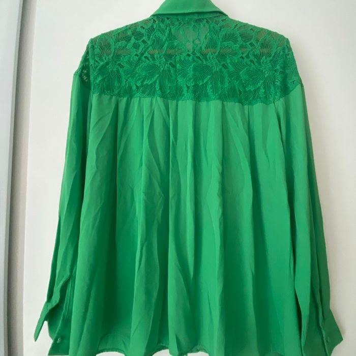 Chemisier vert  et dentelle - photo numéro 2