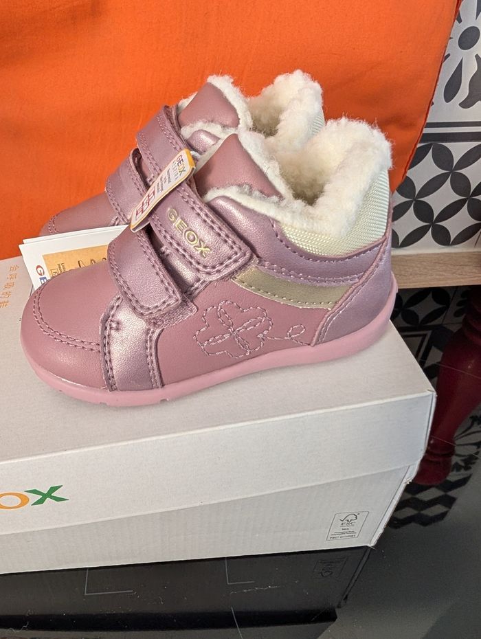 Chaussures fourrés fille. Conseillé par les podologues. Taille 22. Neuf. Geox.