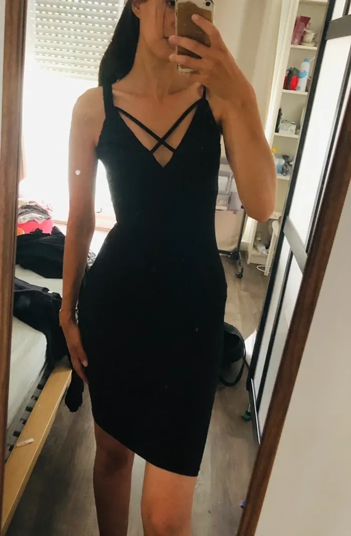Robe sexy moulante noire mi longue col v chic décolleté croisé bretelles réglables  stretch