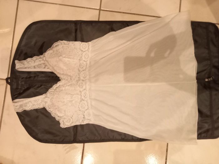 Nuisette à dentelle blanche un peu transparente - photo numéro 2