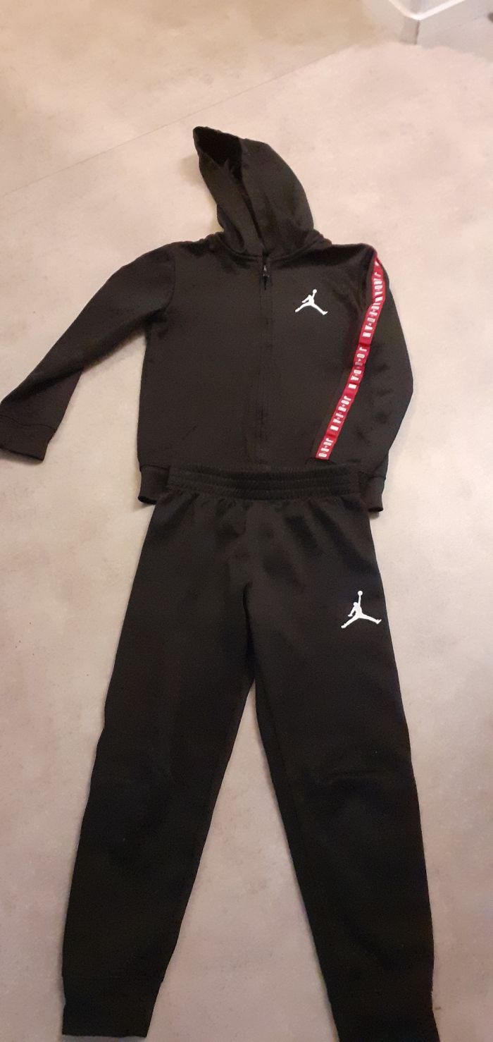Ensemble jordan veste et panralon 6 7 ans