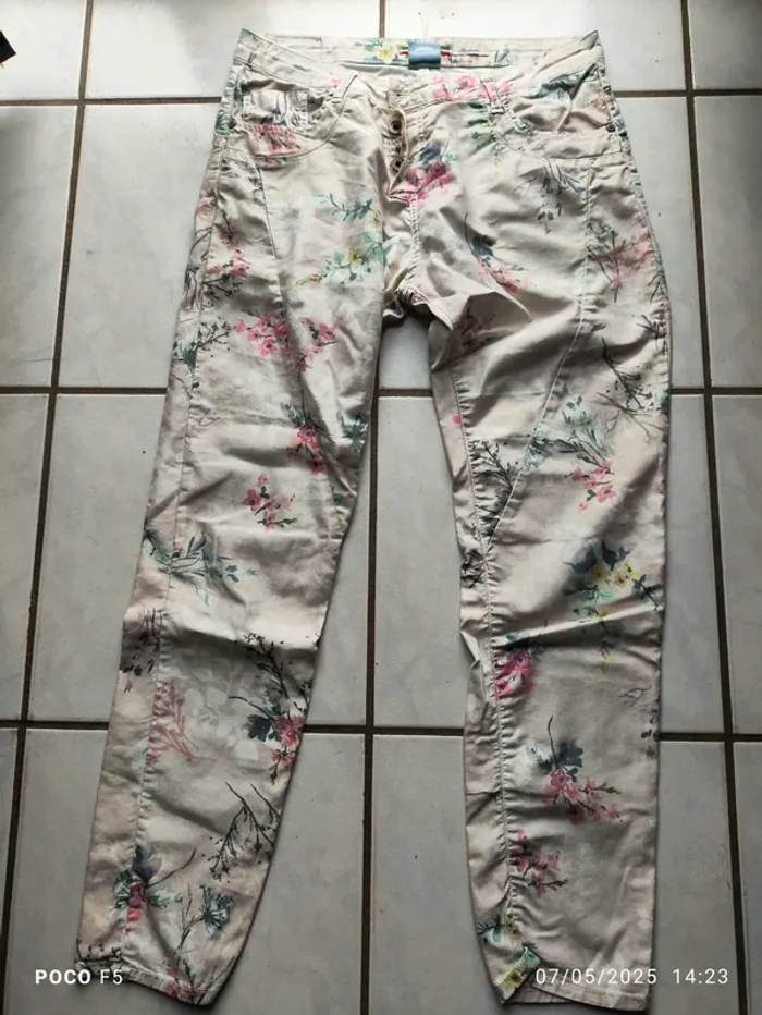 Pantalon leger façon jean  de la marque please taille medium T 40 motif