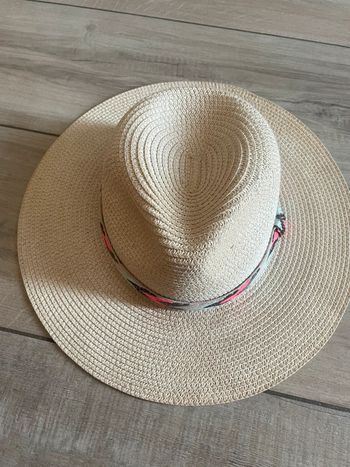 Chapeau de paille beige liseré rose gris bleu
